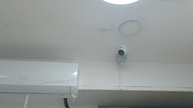 купольная камера видеонаблюдения под потолком магазина