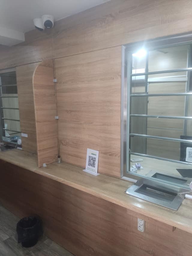 Камера над кассовым окном ломбарда