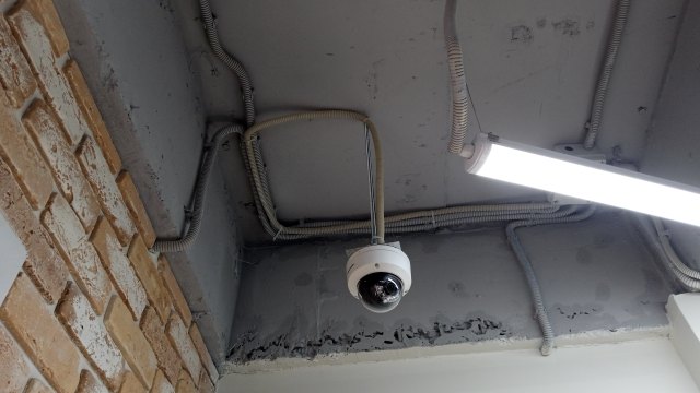купольная камера под потолком в зале кофейни