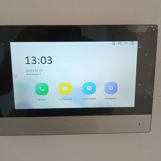 монитор видеодомофона Hikvision на стене