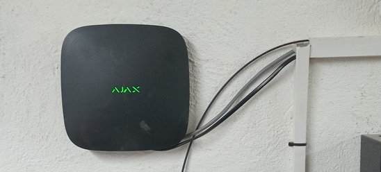 хаб охранной сигнализации Ajax на стене