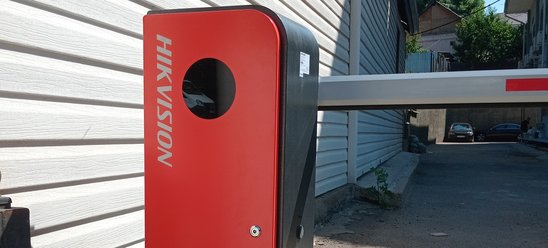 шлагбаум Hikvision на въезде во двор