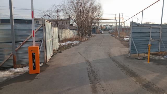 автоматический шлагбаум на грузовом въезде складской территории