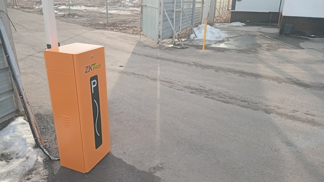 тумба привода автоматического шлагбаума на проезде складского комплекса