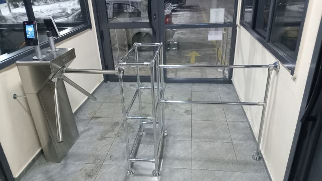 турникет с терминалом доступа на контрольно-пропускном пункте