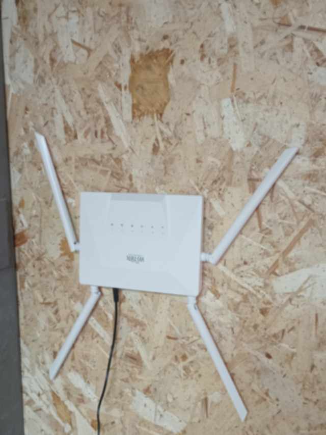 4G-роутер Wi-Tek на стене бытовки